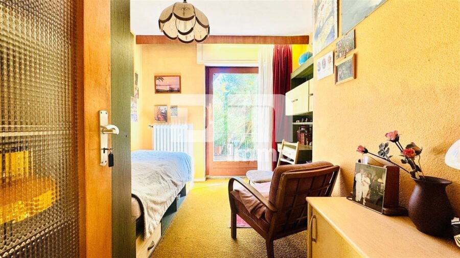 Solides Einfamilienhaus mit großzügigem Flächenangebot auf weitläufigem Traumgrundstück - EG Schlafzimmer / Gäste / Zugang Balkon